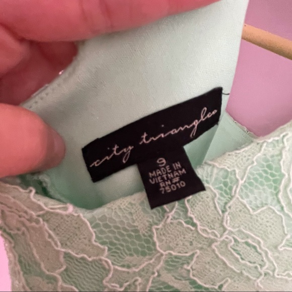 Lace green dress - Picture 3 of 3